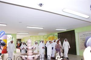 دالحمود خلال جولتها داخل المدرسة