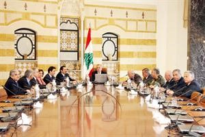 جلسة لمجلس الدفاع اللبناني برئاسة الرئيس ميشال سليمان وبحضور رئيس حكومة تصريف الاعمال سعد الحريري وقائد الجيش محمود الطويل