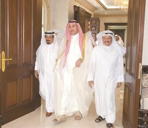 الشيخ ناصر بن ماضي مرحبا بالشيخ فيصل الحمود ويبدو مختار المنقف منصور الهاجري
