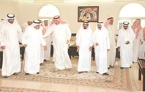 الشيخ فيصل الحمود والشيخ ناصر بن ماضي وعدد من الحضور قاسم باشا
