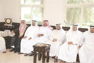 بعض الحضور وبينهم وزير التجارة السابق فلاح بن ذروة
