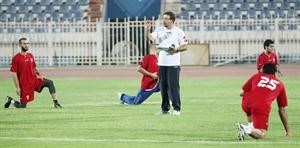 مدرب الكويت البرتغالي جوزيه روماو يوجه اللاعبين