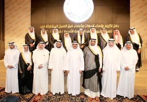 سمو الشيخ ناصر المحمد متوسطا عددا من المكرمين قاسم باشا