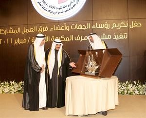 سمو الشيخ ناصر المحمد والشيخ محمد العبدالله يقدمان درعا لعبدالعزيز العدساني