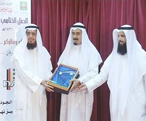 مطارق العيسى وسعود المطيري يكرمان مختار منطقة الفردوس هادي العنزي 