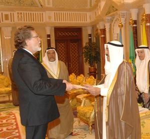 صاحب السمو يتسلم اوراق اعتماد سفير بيرو
