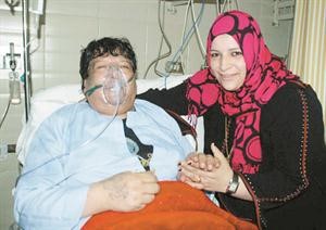 شعبولا ومعه زوجته في العناية المركزة