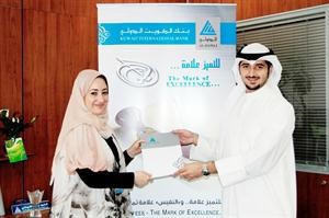 خلود الفيلي تتبادل وثائق العقد مع عبدالرزاق المطوع