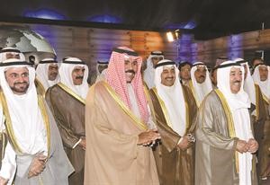 صاحب السمو الامير وسمو ولي العهد وجاسم الخرافي ودفاضل صفر والشيخ فيصل السعود عقب تدشين المشروع