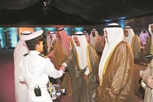 صاحب السمو الامير الشيخ صباح الاحمد مصافحا احمد وليد الراشد حفيد النوخذة خليفة الراشد
