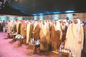 صاحب السمو الامير وسمو ولي العهد وجاسم الخرافي والشيخ جابر العبدالله والشيخ فيصل السعود وسمو رئيس الوزراء والشيخ جابر المبارك خلال عزف السلام الوطني
