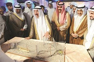 صاحب السمو الامير اثناء وضع حجر اساس ميناء مبارك الكبير بحضور سمو ولي العهد وجاسم الخرافي ود فاضل صفر والشيخ خالد العبدالله وفيصل ناصر الخرافي
