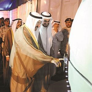 صاحب السمو الامير الشيخ صباح الاحمد يضغط زر مجسم ميناء مبارك الكبير ايذانا بتدشين المشروع

