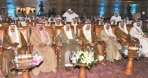 صاحب السمو الامير وسمو ولي العهد وجاسم الخرافي والشيخ جابر العبدالله والشيخ فيصل السعود والشيخ جابر المبارك في مقدمة الحضور
