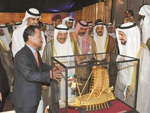 صاحب السمو الامير الشيخ صباح الاحمد يتسلم هدية تذكارية خلال الحفل بحضور سمو ولي العهد وجاسم الخرافي ودفاضل صفر وكيم جونغ كيوم وفيصل ناصر الخرافي
