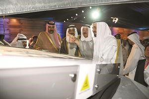 صاحب السمو الامير الشيخ صباح الاحمد يستمع الى شرح حول الميناء من دفاضل صفر ويبدو سمو ولي العهد والرئيس جاسم الخرافي

