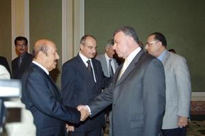 السفير الكويتي في القاهرة درشيد الحمد متوسطا جواد بوخمسين واحد رجال الاعمال المصريين﻿