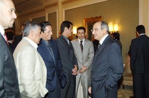 درشيد الحمد متبادلا الاحاديث الودية مع بعض الحضور﻿