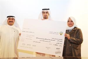 سعاد الرومي مكرمة احد الفائزين﻿
