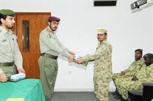 العقيد الركن خالد الوشمي مكرما احد الخريجين