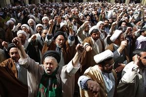 رجال دين ايرانيون في مدينة مشهد يهتفون ضد ما اسموه التدخل السعودي في البحرين 	افپ﻿