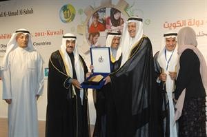 سمو رئيس الوزراء يتسلم درعا من الرئيس الفخري للجمعية الخليجية للاعاقة الشيخ دعيج ال خليفة ويبدو الشيخ جابر المبارك