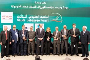لقطة جماعية للمكرمين في افتتاح الملتقى السعودياللبناني السادس يتوسطهم سعد الحريري 	محمود الطويل﻿
