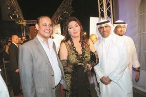 الزميلان مفرح الشمري وعبدالحميد الخطيب مع النجمة نبيلة عبيد﻿