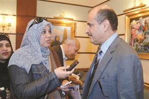 عصام الصقر متحدثا للزميلة هناء السيد﻿