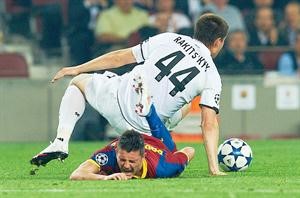 مدافع شاختار ياروسلاف راكيتسكي يسقط على مهاجم برشلونة دافيد فيا ا ب