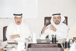 دفاضل صفر واحمد الهارون خلال الاجتماع المشترك بين البلدية والتجارة
