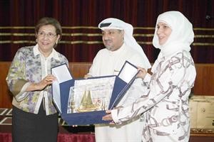دالحمود تتلقى درعا تكريمية من القائمين على المنطقة﻿