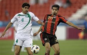 صراع على الكرة بين لاعب الريان جار الله المري ومدافع ذوب اهن فارشيد طالبي	افپ﻿