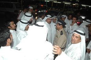 اللواء طارق حمادة يتحدث الى المتجمهرين محمد ماهر