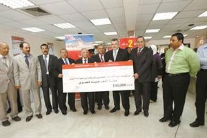 السفير صلاح الوسيمي واركان القنصلية ورجال اعمال مصريون يحملون شيكا بمائة الف جنيه مصري تبرعت به شركة المزيني للصيرفة