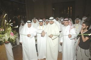الشيخ محمد العبدالله يقص الشريط﻿