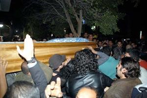 نعش داغر محمولا على الاكتاف