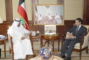 الشيخ دمحمد الصباح خلال لقائه السفير طاهر فرحات
