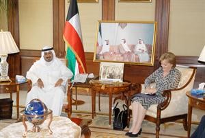 الشيخ دمحمد الصباح مستقبلا السفيرة الاميركية