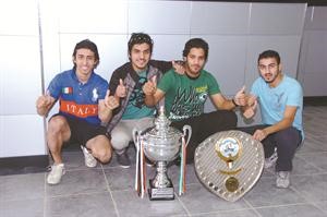 اللاعبون مشعل نواف ملابش وفيصل زايد وبدر مذكر وفهد باجيه مع كاس ودرع الدوري﻿