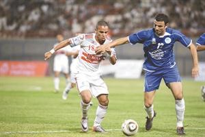 حازم امام محاولا قطع الكرة من لاعب التضامن﻿