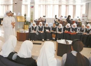 يعقوب الباقر يشرح للطالبات خدمات البنك الوطني﻿