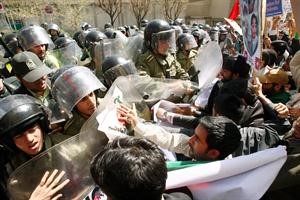الشرطة الايرانية تحاول منع متظاهرين من مهاجمة السفارة السعودية في طهران افپ