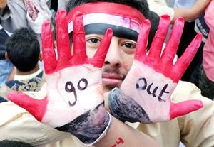 يمني كتب على يديه ارحل باللغة الانجليزية في احدى المظاهرات المعارضة للرئيس اليمني علي عبدالله صالح