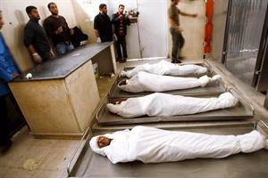 جثامين شهداء فلسطينيين سقطوا في الغارات الاسرائيلية في مشرحة مشفى غزة تحضيرا لجنازتهم افپ