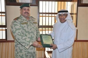السفير عبدالعزيز الشارخ يتسلم رسالة الدكتوراه من العقيد الركن دمشهور جليعب﻿