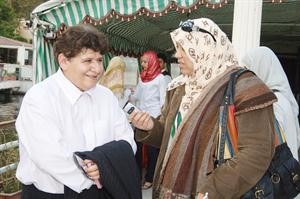 درشا الصباح متحدثة الى الزميلة هناء السيد