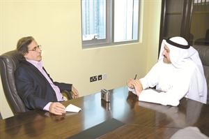 عثمان العمير متحدثا للزميل حسين الرمضان هاني الشمري