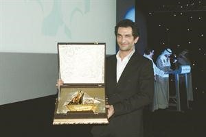 عمرو واكد يحمل درع تكريمه﻿