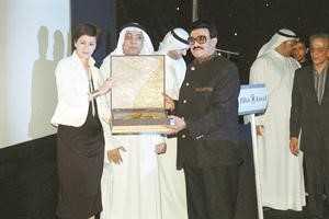 الشيخة الزين الصباح والاعلامي بدر المضف يكرمان النجم سمير غانم﻿